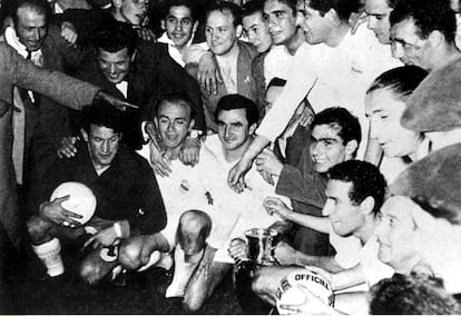 Os jogadores do Real Madrid celebram sua primeira Copa da Europa, em 1956.