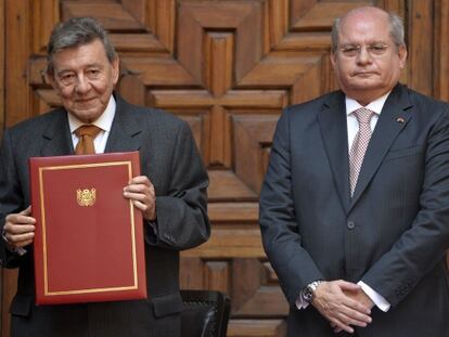 El canciller Roncagliolo (con una carpeta) y el titular de Defensa peruano, Pedro Cateriano.