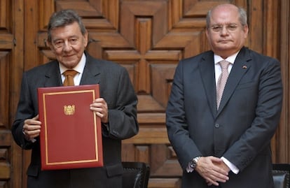 El canciller Roncagliolo (con una carpeta) y el titular de Defensa peruano, Pedro Cateriano.