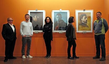 De izquierda a derecha, los fotógrafos Jordi Socías, Benoît Mauduech, Isabel Muñoz, Sofía Moro y Alfredo Cáliz.