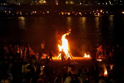 Miles de personan se reunieron en torno a las hogueras que iluminaron las playas de A Coruña.