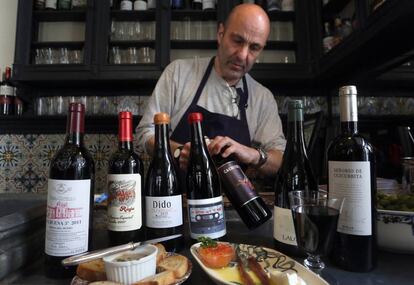 Miguel Ángel Doyague, encargado de Taberna Carmencita, con algunos de los nuevos vinos del restaurante.
