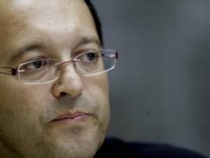 El escritor madrileño Julio Castedo durante una entrevista con Efe con motivo de la publicación de su novela "El fotógrafo de cadáveres", ambientada en la Primera Guerra Mundial y con un protagonista dedicado a una profesión atípica: retratar a soldados muertos.