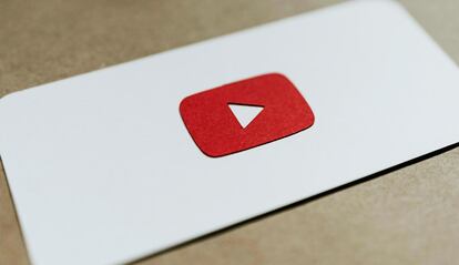 Papel con el logo de YouTube den color rojo