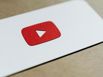 Papel con el logo de YouTube den color rojo