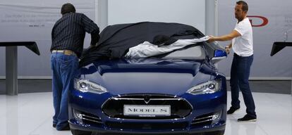 Modelo S del fabricante de veh&iacute;culos el&eacute;ctricos Tesla en un sal&oacute;n del autom&oacute;vil. 