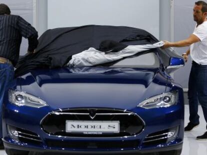 Modelo S del fabricante de veh&iacute;culos el&eacute;ctricos Tesla en un sal&oacute;n del autom&oacute;vil. 