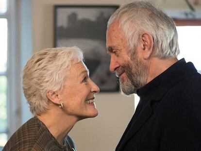 Glenn Close y Jonathan Pryce, en un fotograma de &#039;La buena esposa&#039;. 