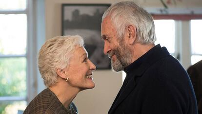 Glenn Close and Jonathan Pryce in a still shot from 'The Wife' (2017), a film adaptation of Meg Wolitzer's novel of the same name.