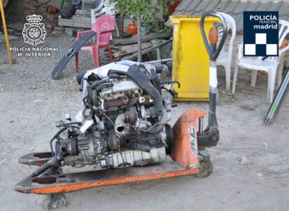 Un motor de coche en el taller donde la trama realizaba los trabajos que recibía por encargo.