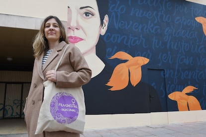 Noelia Fernández, de la Asociación Feministas Bercianas, ante el mural de Nevenka, este viernes. 