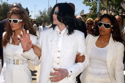 La Toya y Janet acompañan a Michael Jackson a la salida de uno de sus juicios por presunto abuso de menores en 2004.