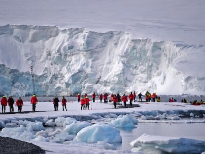 Turistas visitan las islas Shetland del Sur, en la Antártida, el 6 de noviembre de 2019.