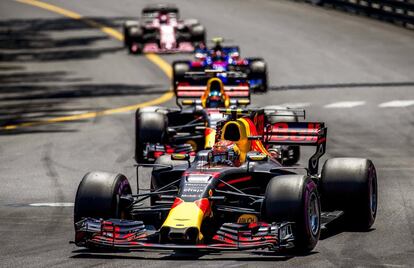 Max Verstappen (en primer término), en acción durante la carrera.