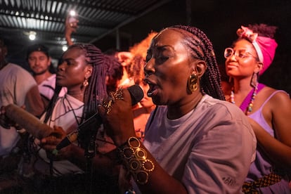Nidia Góngora canta en la terraza de su casa durante un arrullo, en Cali, el 18 de agosto de 2025.
