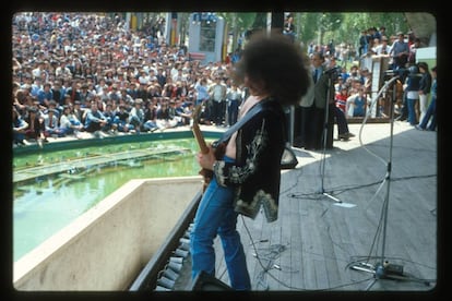 Armando de Castro en un concierto de Barón Rojo en los primeros años ochenta en el Parque de Atracciones de Madrid. Las actuaciones de la banda en aquella época eran imbatibles.