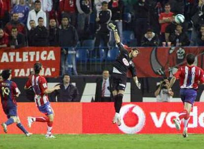 Messi, en parábola, supera a Pichu y marca el quinto gol barcelonista.