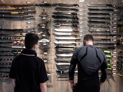 Dos clientes ante un escaparate con machetes, dagas y cuchillos, en un centro comercial el pasado mes de febrero.
