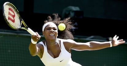 Williams contesta un golpe de la hispano-venezolana en la final de Wimbledon.