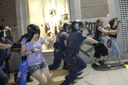 La policía carga contra manifestantes laicos en la calle de Carretas de Madrid, anoche.