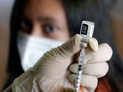 Una trabajadora prepara una vacuna de Pfizer en Quito (Ecuador).