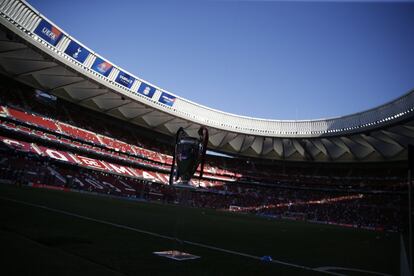 La copa de la Champions League exhibida en el estadio Wanda Metropolitado, antes del comienzo de la final.
