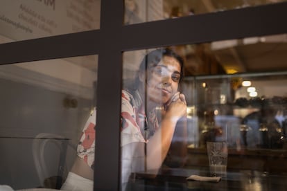La actriz de doblaje Estel Tort en el bar Gula Sana de la calle Diputació de Barcelona.