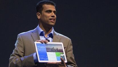 Nanda Ramachandran, vicepresidente de Samsung, presenta la tableta de 12 pulgadas Galaxy Tab Pro.
