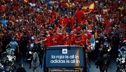 El autobús de La Roja se abre paso por la Gran Vía de Madrid.