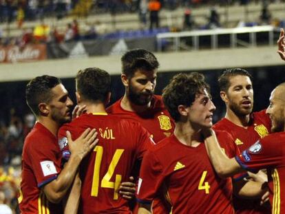 Los jugadores de Espa&ntilde;a felicitan a Thiago por su gol ante Albania.