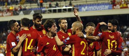 Los jugadores de Espa&ntilde;a felicitan a Thiago por su gol ante Albania.