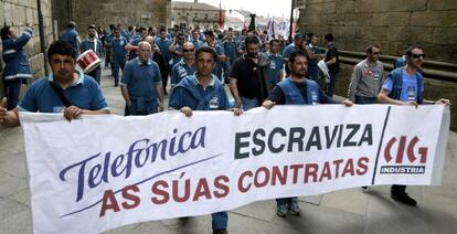 Un grupo de trabajadores de subcontratas de Telefónica manifestándose Santiago de Compostela en demanda de mejores condiciones laborales