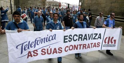 Un grupo de trabajadores de subcontratas de Telef&oacute;nica manifest&aacute;ndose Santiago de Compostela en demanda de mejores condiciones laborales