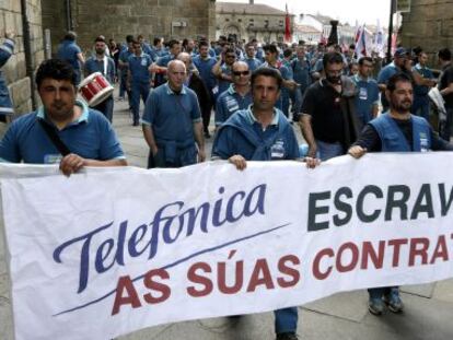 Un grupo de trabajadores de subcontratas de Telef&oacute;nica manifest&aacute;ndose Santiago de Compostela en demanda de mejores condiciones laborales