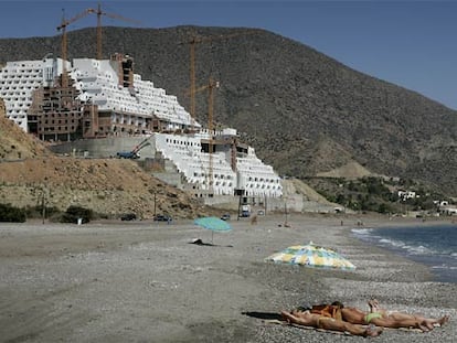 Hotel en construcción en la playa del Algarrobico, en Carboneras, dentro del Parque Natural del Cabo de Gata. Será derribado.