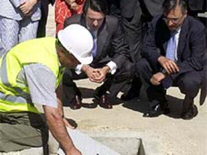 Aznar, junto al ministro Álvarez-Cascos y el alcalde de Toledo, José Manuel Molina, en la colocación de la primera traviesa del AVE Madrid-Toledo.