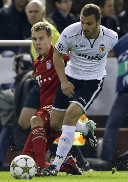 Badstuber pelea el balón con Soldado.