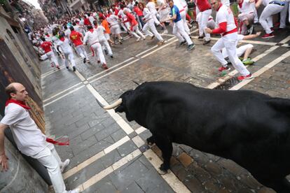 Los toros de la ganaderia salmantina de Puerto de San Lorenzo han protagonizado el primer encierro de estos Sanfermines 2018.