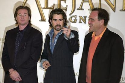 Val Kilmer, Colin Farrell y Oliver Stone, en su comparencia ante la prensa en Madrid.