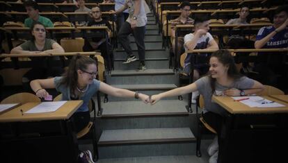 Dos alumnas se desean suerte antes de empezar la prueba de Selectividad, en la Facultad de Odontolog&iacute;a de la Universidad Complutense, Madrid.