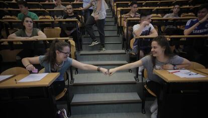 Dos alumnas se desean suerte antes de empezar la prueba de Selectividad, en la Facultad de Odontología de la Universidad Complutense, Madrid.