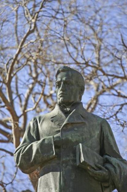 Estàtua de Bonaventura Carles Aribau, impulsor de La Renaixença.