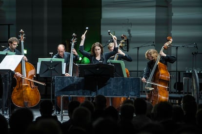 Patricia Kopatchinskaja (centro) toca enérgicamente la caja de madera en la 'Composición núm. 2, "Dies irae"' de Galina Ustvólskaya, penúltima obra del concierto que ha diseñado para el Festival de Salzburgo.
