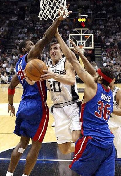 Ginobili entra a canasta ante la férrea defensa de McDyess y Wallace.
