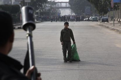 Un ni&ntilde;o observa a miembros de las fuerzas de seguridad de Egipto que se disponen a disolver una manifestaci&oacute;n de apoyo a Morsi, el viernes.