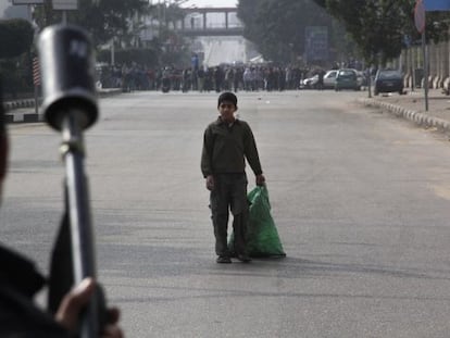 Un ni&ntilde;o observa a miembros de las fuerzas de seguridad de Egipto que se disponen a disolver una manifestaci&oacute;n de apoyo a Morsi, el viernes.