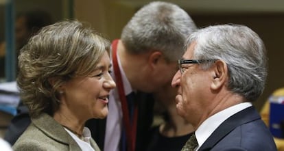 Isabel García Tejerina saluda al comisario europeo de Medio Ambiente, Karmenu Vella.