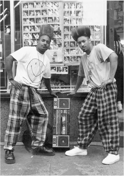 The 'Twin Towers' Outside Astor Barber shop, Nueva York, 1991.
