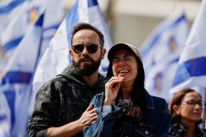 Two people react in Tel Aviv to the delivery of the bodies in Gaza, this Thursday.