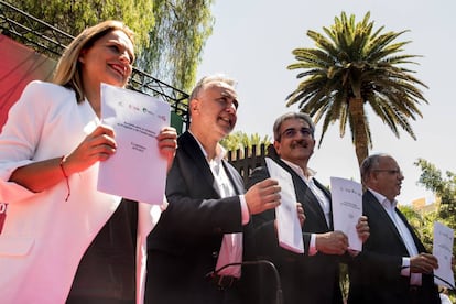 Los protagonistas del pacto de gobierno de Canarias, en junio de 2019. De izquierda a derecha: Noemí Santana (Podemos), Ángel Víctor Torres (PSOE), Román Rodríguez (Nueva Canarias) y Casimiro Curbelo (Asamblea Socialista de Gomera).